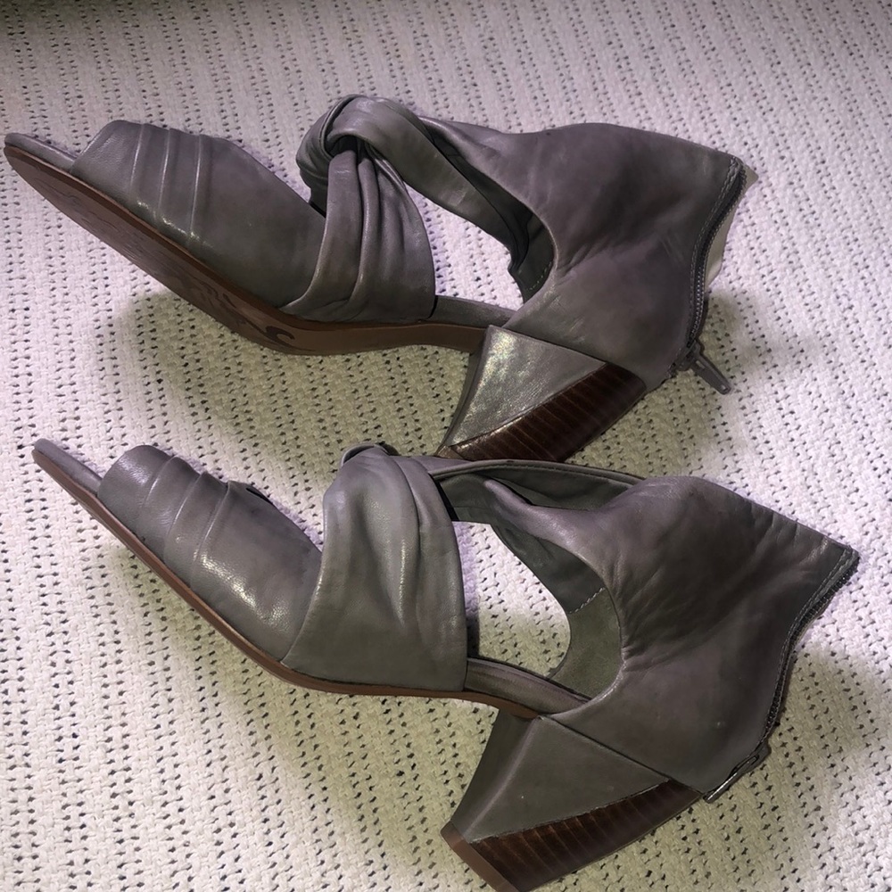 Leather ankle shoes